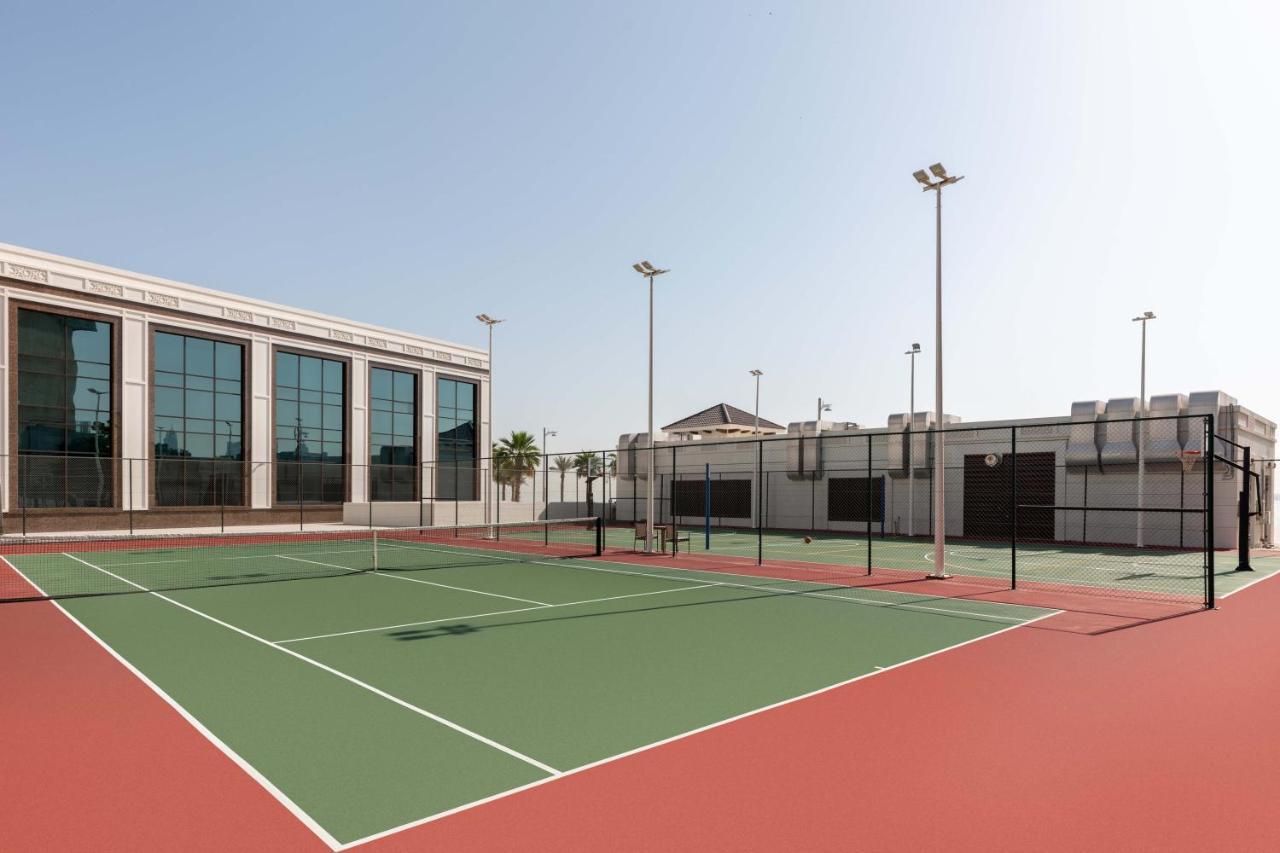 Taj Exotica Resort & Spa, The Palm, Dubai Esterno foto Tennis courts at the club