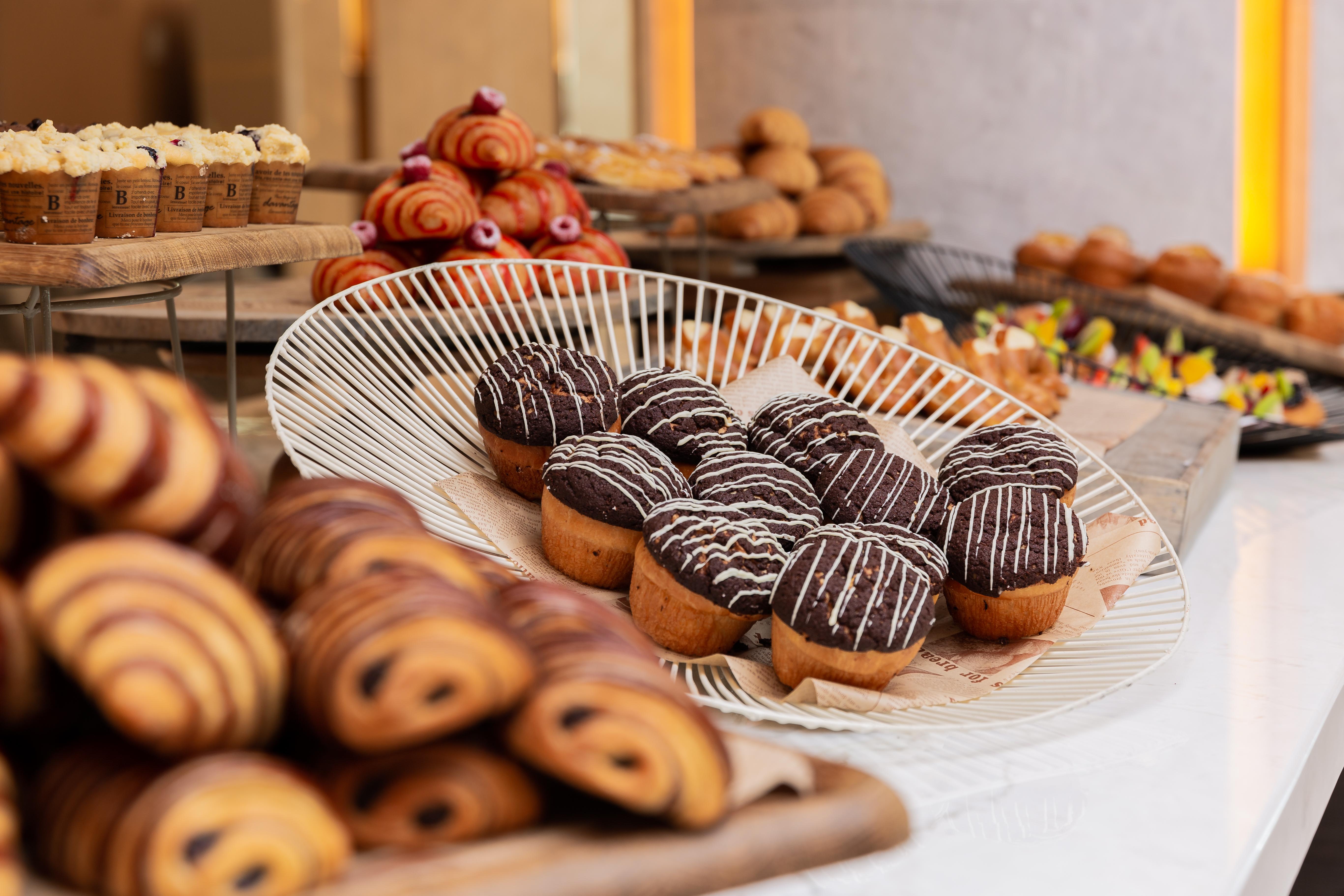 Taj Exotica Resort & Spa, The Palm, Dubai Esterno foto A selection of pastries