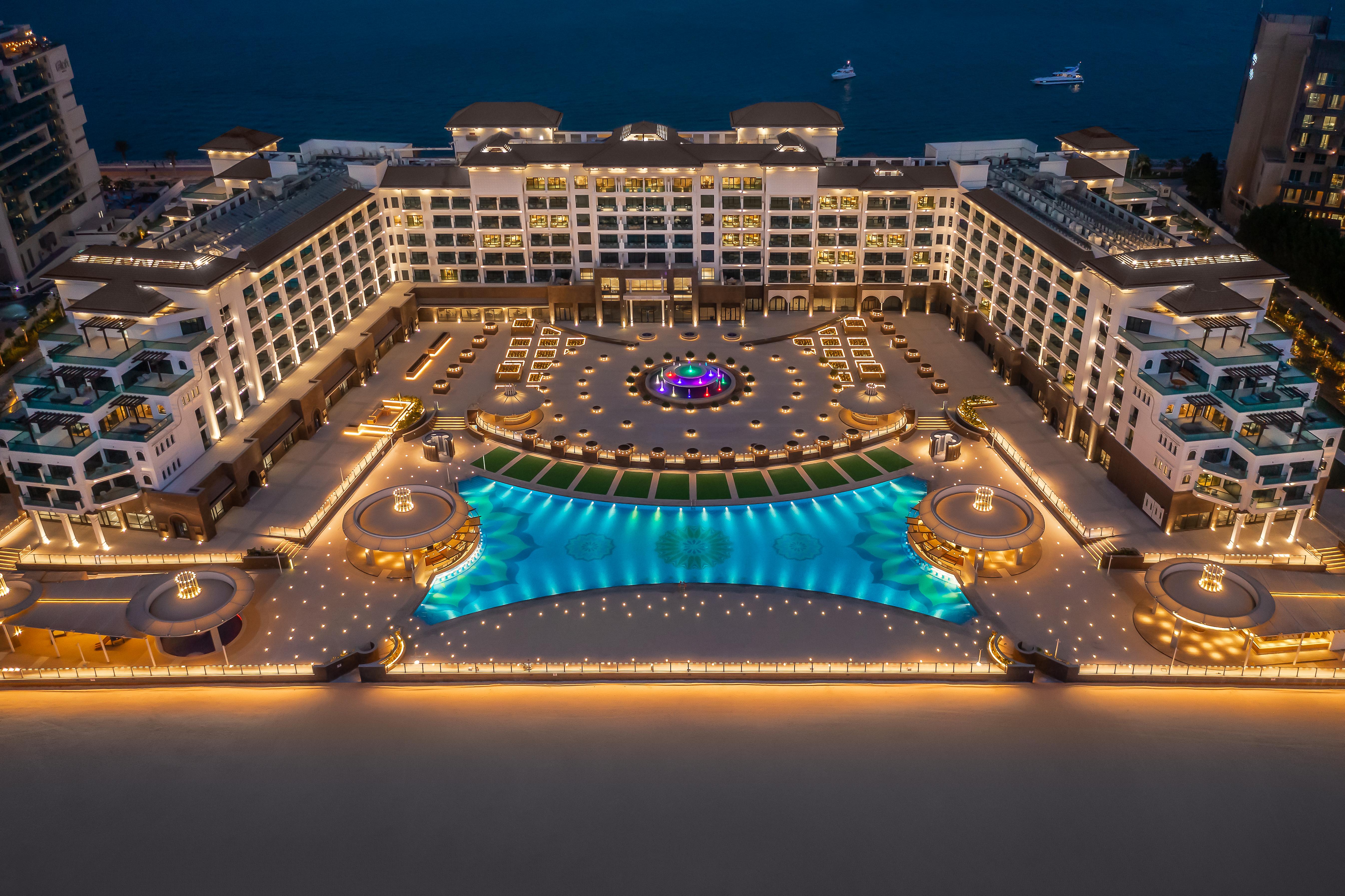Taj Exotica Resort & Spa, The Palm, Dubai Esterno foto The resort at night